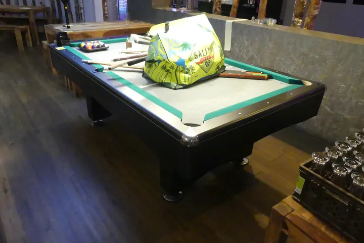 Billiard mit Zubehör Maße in cm ca. 225 x 130 x 80